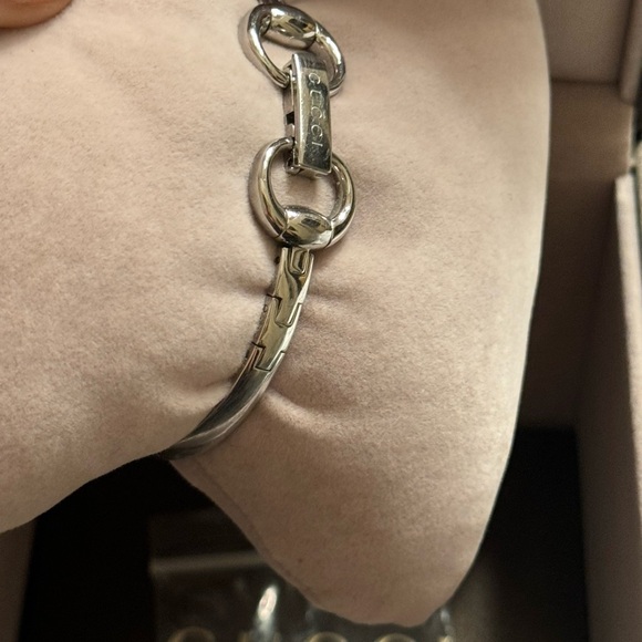 Gucci watch in good condition.Some scratches, battery need to be changed.box - Picture 4 of 6